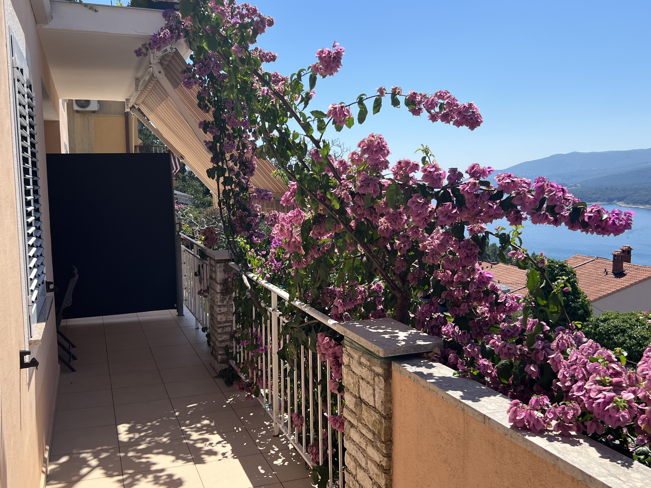 appartamenti_alma_rabac_vista_panoramica_tenda_2001.png