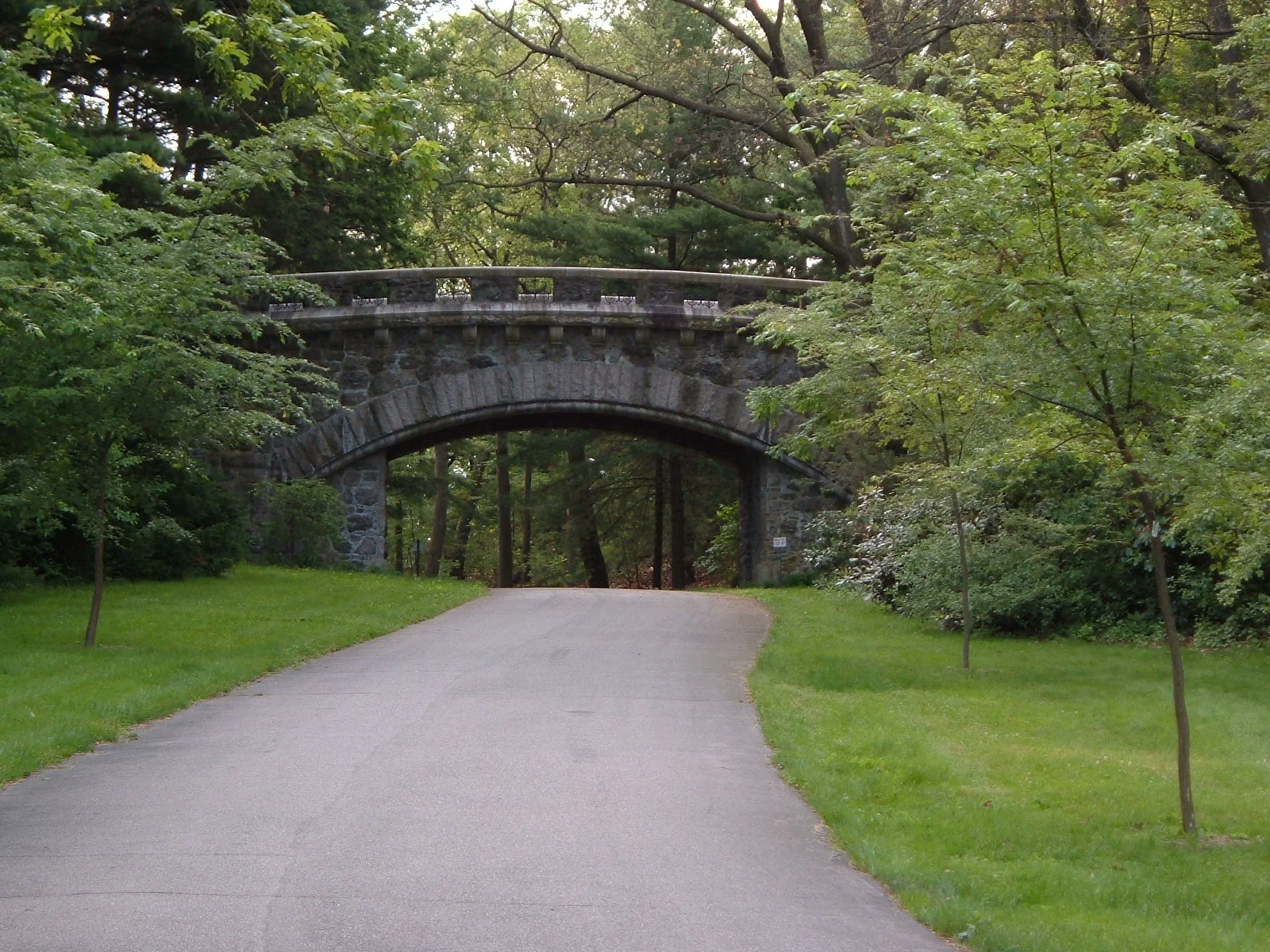 Forest Hills Pathway 6-2004.JPG