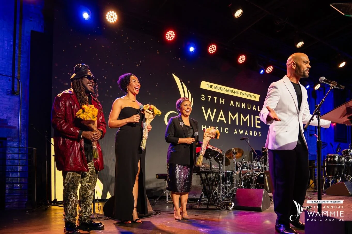 A couple more photos from The Wammies two weeks ago!  Thanks @praddybanph and Karina Montoya!  I was presenting flowers to our hosts for the evening, @themediaprince, @peninabrown and @allisonseymour66&hellip;@lorenzohall got his earlier in the eveni