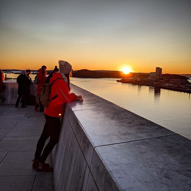 Ever watch the sun set on another day and wonder what you even accomplished? I sure do...🙋&zwj;♀️🙋&zwj;♀️.
.
In order to accomplish my goals, I&rsquo;ve been slowly shifting into a new, more productive routine thanks to some stellar advice from my 