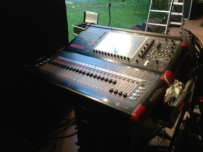 Yamaha DM1000 (vasemmalla) ja DiGiCo SD9 (oikealla) ovat kompakteja digitaalisia livamiksauspöytiä, jotka mahtuvat pieneen tilaan.
