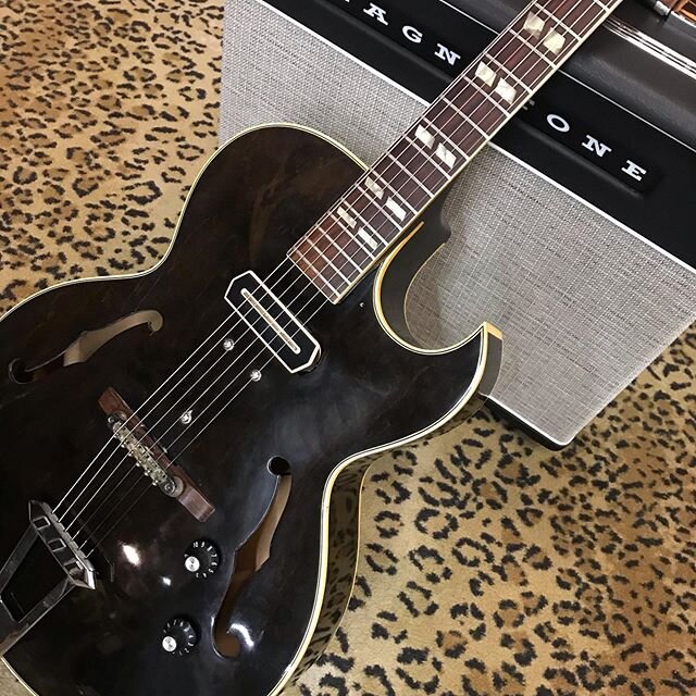 Just in!! This amazing &lsquo;79 Gibson ES175 CC🔥Rockabilly Machine 💃 #gibson175es #charliechristian .
.
.
.
.
. .
.
#insidetheshop
#thatlittleguitarshopfromtexas
#handmade
#guitarstories
#cheapsunglasses
#mahogony
#rosewood
#electricguitar
#feelsr