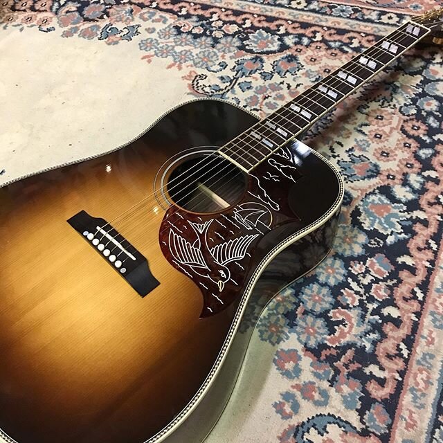 Check this RARE 2017 Gibson Sparrow🤩Like a Dove or Hummingbird but with Rosewood back and sides 🔥#gibsonsparrow #jacksparrow .
.
.
.
.
. .
.
#insidetheshop
#thatlittleguitarshopfromtexas
#handmade
#guitarstories
#cheapsunglasses
#mahogony
#rosewood