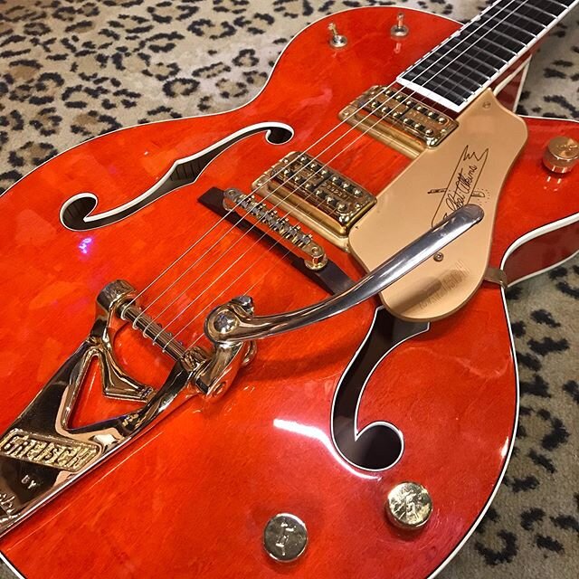 Just in!! 2008 125th Anniversary Chet Atkins G6220🔥🔥🔥🔥 #gretsch6120 #gretschchetatkins .
.
.
.
.
. .
.
#insidetheshop
#thatlittleguitarshopfromtexas
#handmade
#guitarstories
#cheapsunglasses
#mahogony
#rosewood
#electricguitar
#feelsright
#gearyb