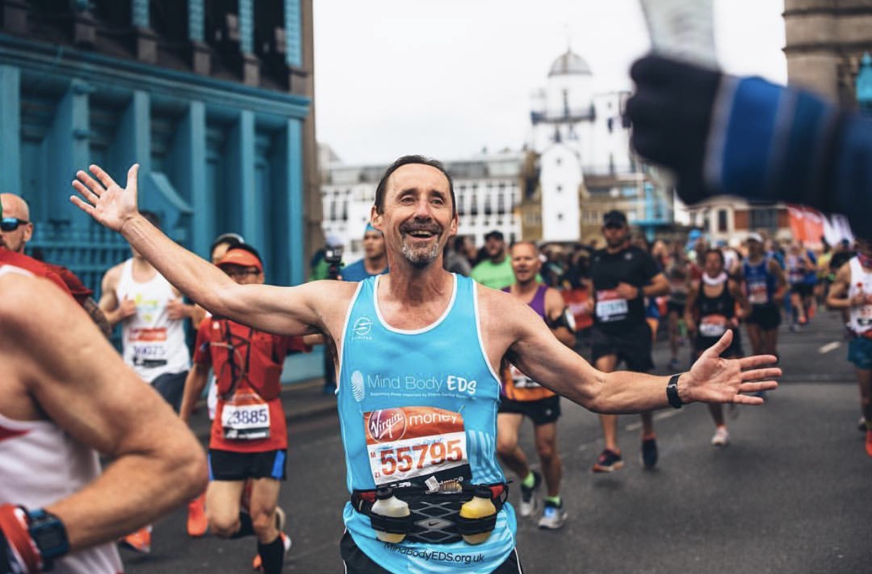 John Thompson running past Tower Bridge Cheer Point. Photographer @agbwalker