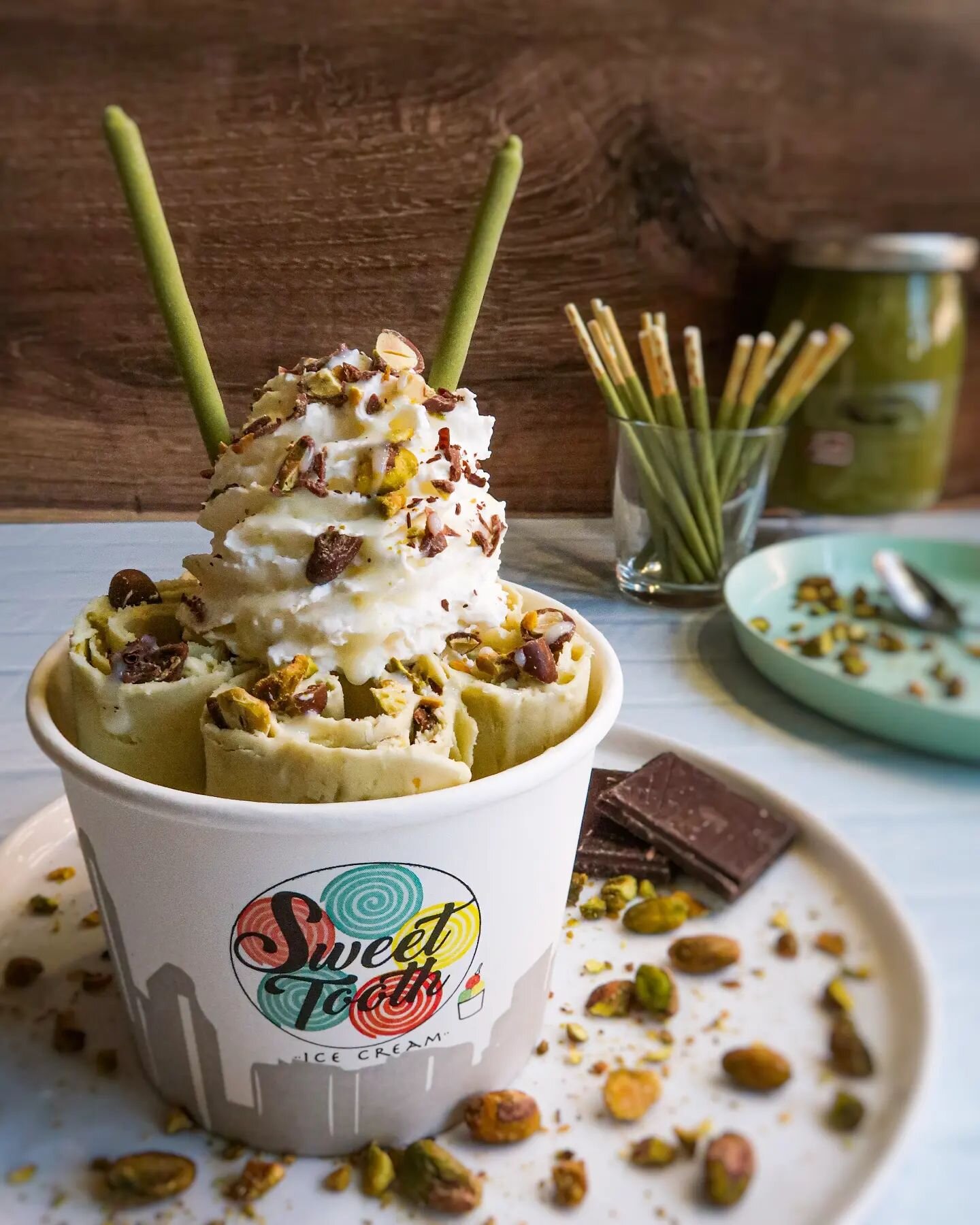 Pistachio fans - where are you?!👋 how about some PISTACHIO N' CREAM rolled ice cream.
Made with pistachio paste for the creamest, nuttiest ice cream and lots of crushed pistachios mashed in, topped with whipped cream, condensed milk, chocolate cover