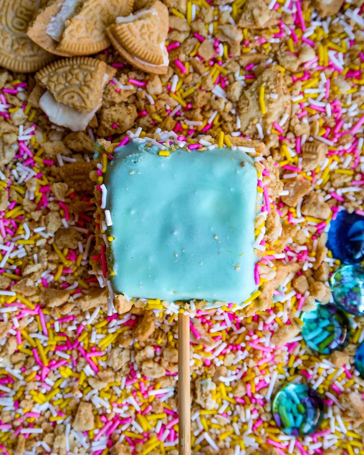 🌟SPRINKLES PARTY🌟
If you like White Chocolate, this flavor is for you!🤩 
White chocolate dipped cheesecake bite with Sweet Tooth signature tiffany blue color. Roll over colorful sprinkles and golden oreo cookie chunks, serves with mini gummy bears