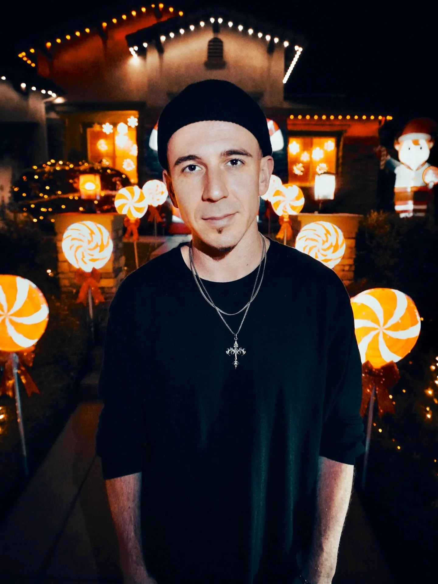 happy holidays everyone ::) this year has been a crazy one to say the least and am blessed to close this year out on such a high note. sending my love to all my friends and family, you all mean more than you know 🤍