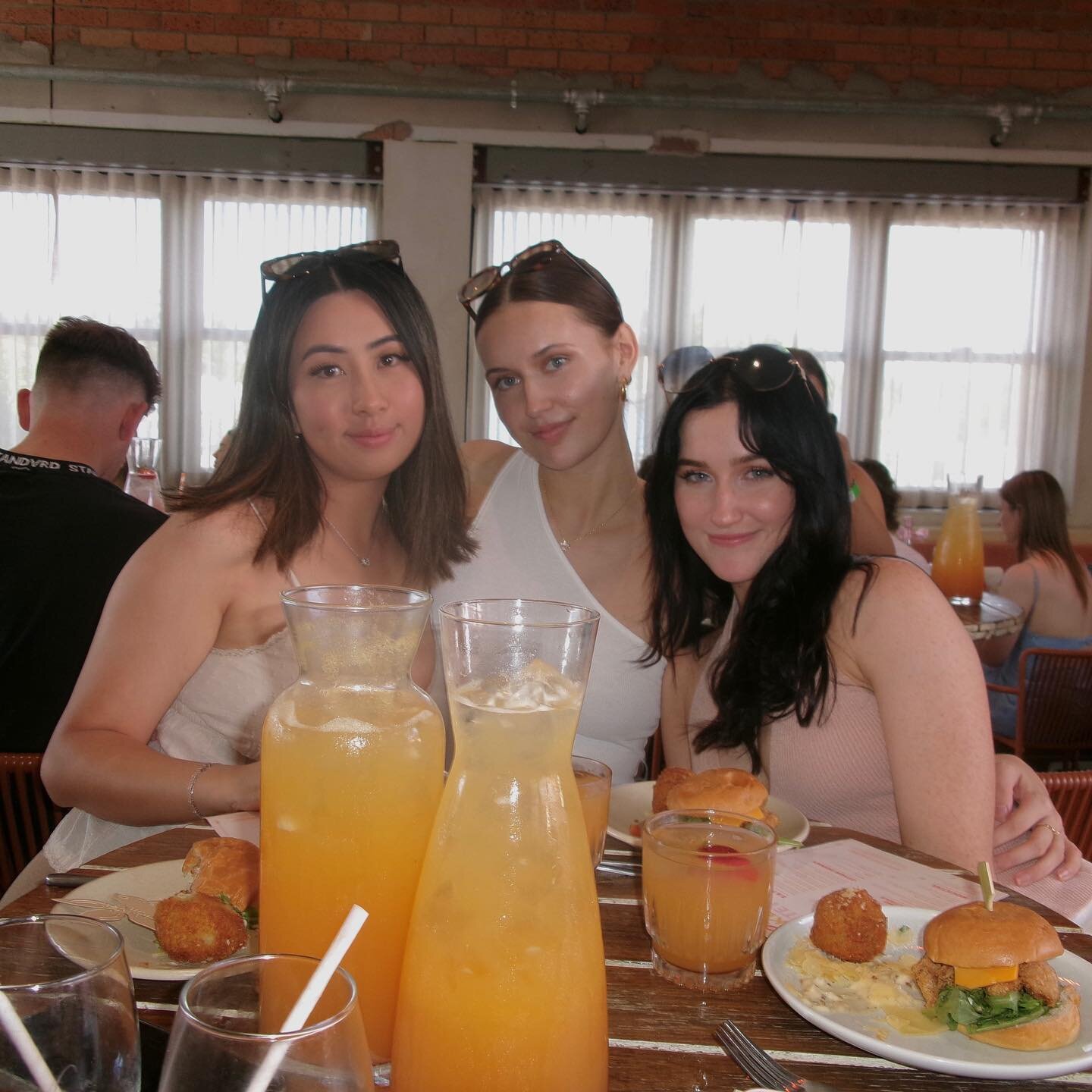 bottomless brunch with the girlies 🥂🎀✨