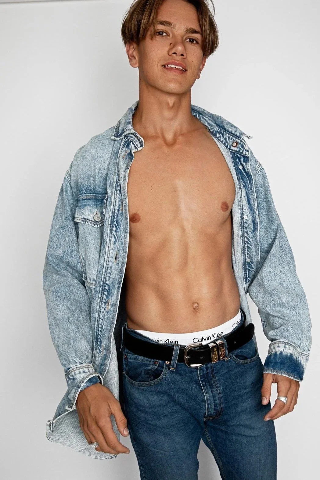 THOMAS+HITCHEN+Model+Imagery+10-11-2022+19_19_09_394.jpg
