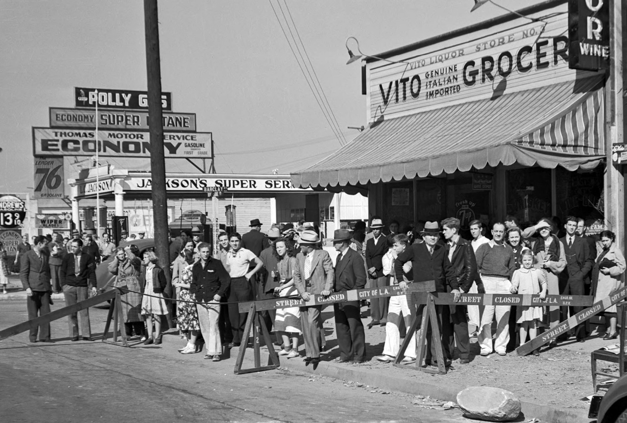  19. Spectators of the “incredible moving mountain” on Riverside Dr., 1937 