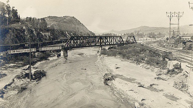 31. View up the unchannelized River from the North Broadway Bridge, 1915 