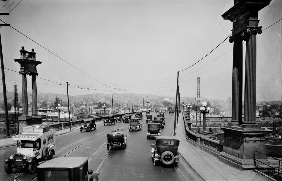  32. Traffic on the North Broadway Bridge, 1924 