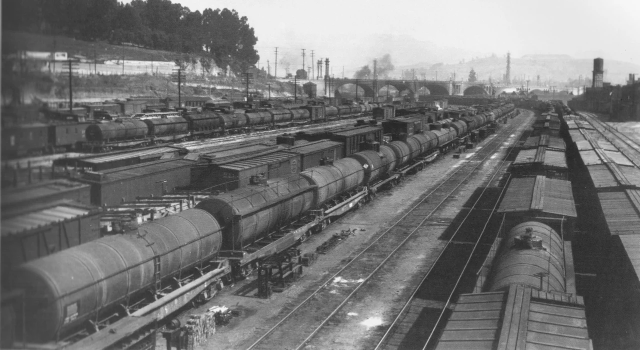 44. Southern Pacific’s River Station Depot, looking towards the North Broadway Bridge, 1918