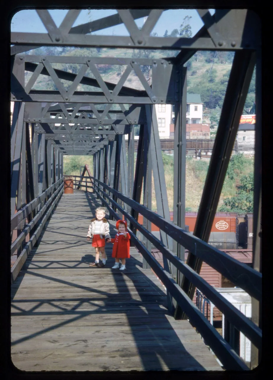 Pedestrian bridge over River Station