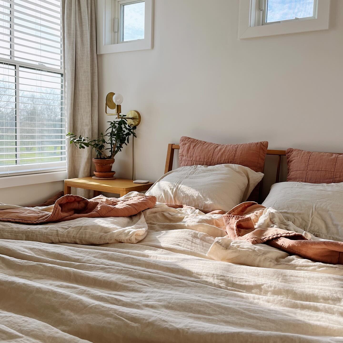 Our bedroom gets the best morning light in the house, so I continually mix and match bedding to take advantage for each season. 🌱

@parachutehome is launching a new fabric today, Heirloom TENCEL Linen. It&rsquo;s for the sleeper who wants smooth + b