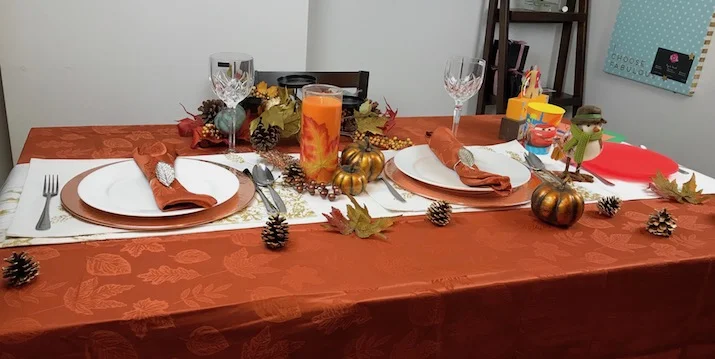 how to decorate Thanksgiving table