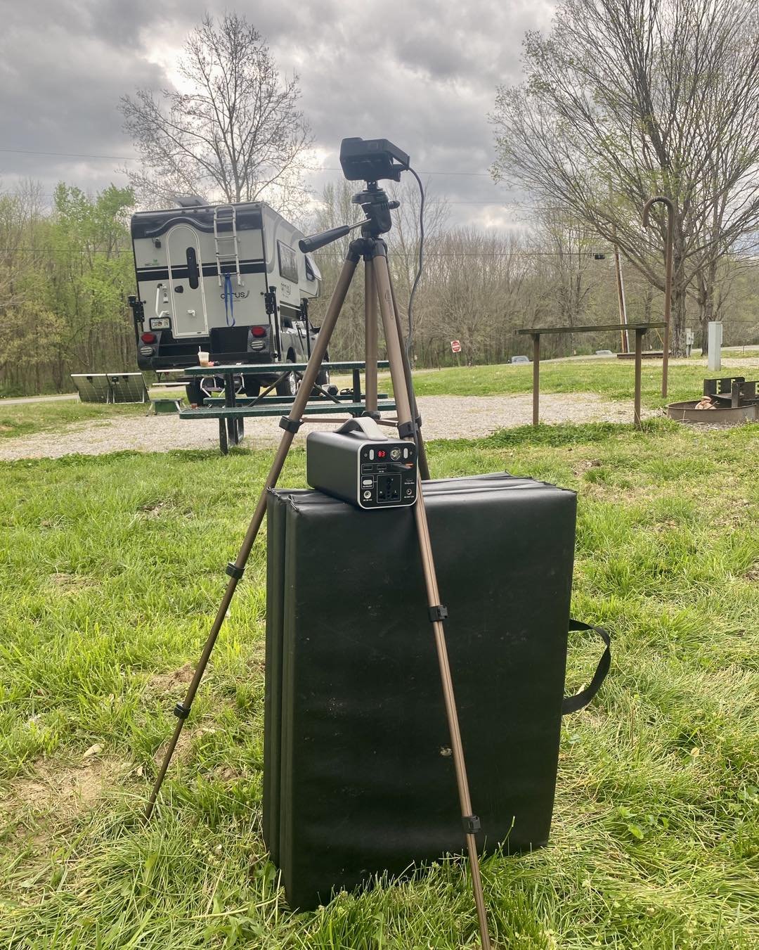 A three hour time lapse will take some extra battery juice so the yoga mat is recruited to help. We&rsquo;ve got a real professional operation going over here. 😅😂 These clouds are not what we want to see right now! ☁️ #vagabonds #travelgram #explor