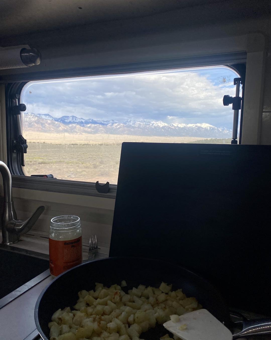 I love what we&rsquo;ve done with our kitchen. A new view every day! 😎🏔️🏔️🏔️ #vagabonds #travelgram #exploremore #vagabond #traveladventures #wheretonext #nucampfamily #nucamprv #letsgoeverywhere #seetheworld #truckcamperlife #careyon #nucampcirr