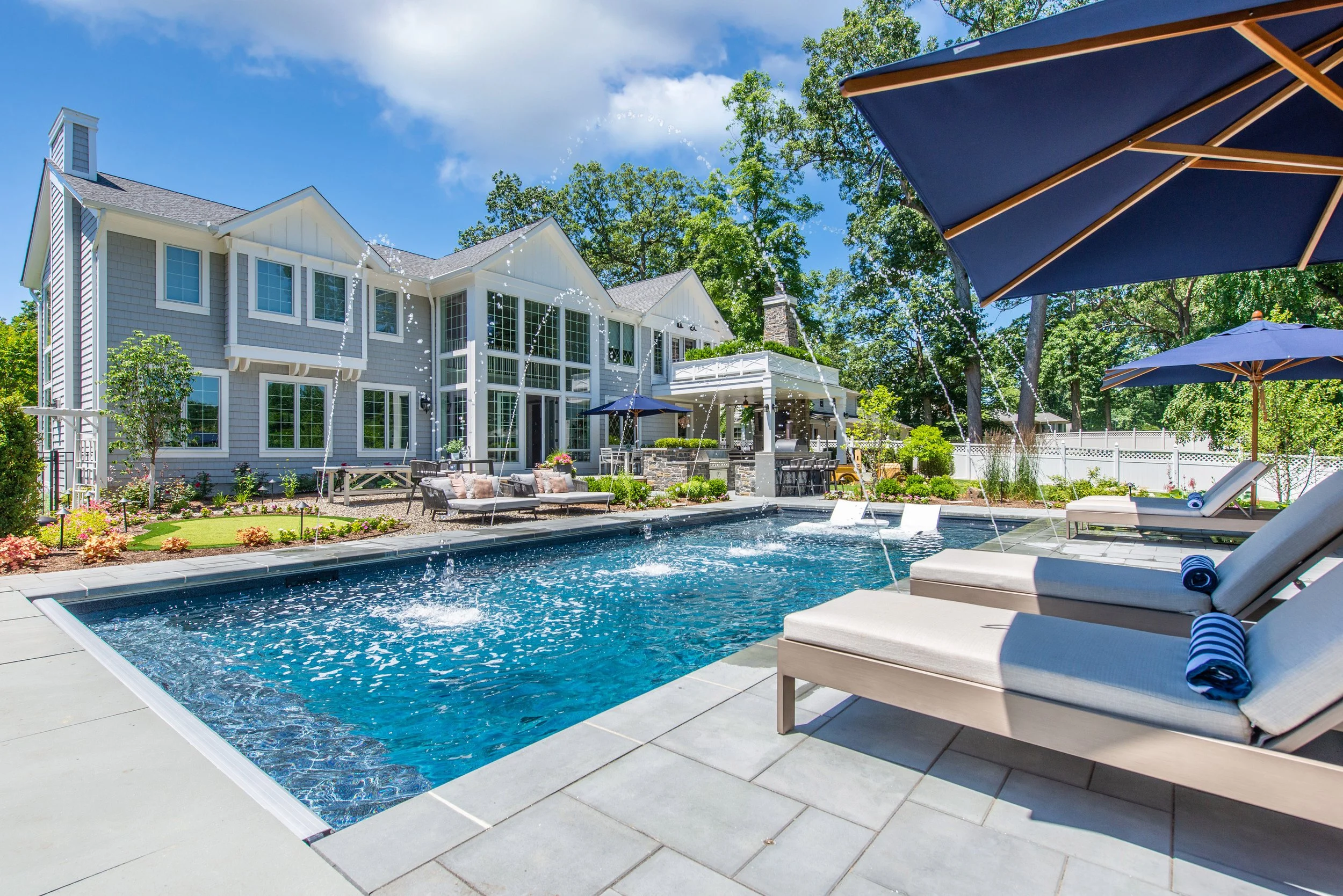 01 Dono - Rear Daytime.jpg