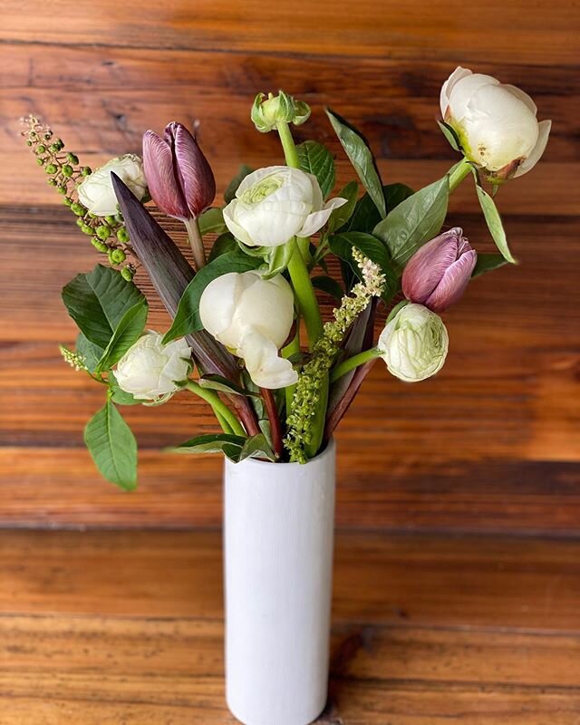 Bud vase heaven. 
#theflowershop #flowershopenc 
#evermoreforal #encinitasflorist #encinitas #flowersofinstagram #Sandiegoweddingflorist #dahlis #ranunculas #bridalbouquet