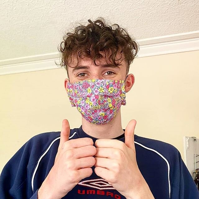 Our next face mask model is Ashton donning the ditsy floral 🌸🐝 At &pound;4 each these masks feature 4 layers, wire to mould around the nose and can include elastic of tie backs! 
#facemask #facecovering #coronavirus #safety #yoga #sewingproject #di