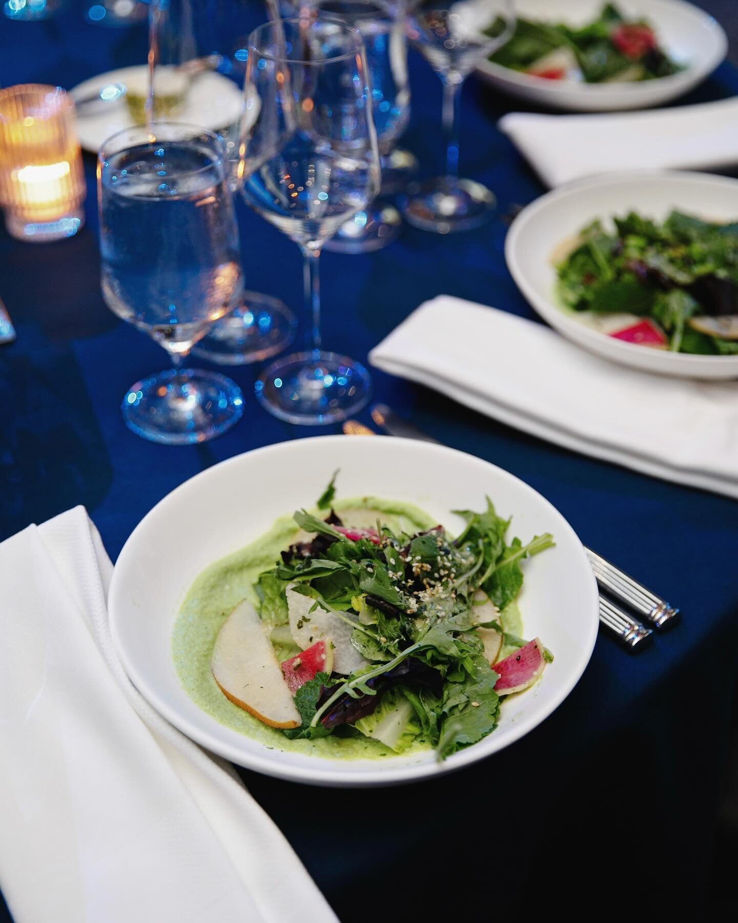 📝 Never underestimate the value of a vibrant pre-set first course! Our Asian Greens salad has become a fan favorite this gala season 🌿 

📸: Rich Ciro

#ziegfeldballroom #nyc #events #galaseason #nycgala #galafoods #saladinspo #nyceventvenue #nonpr