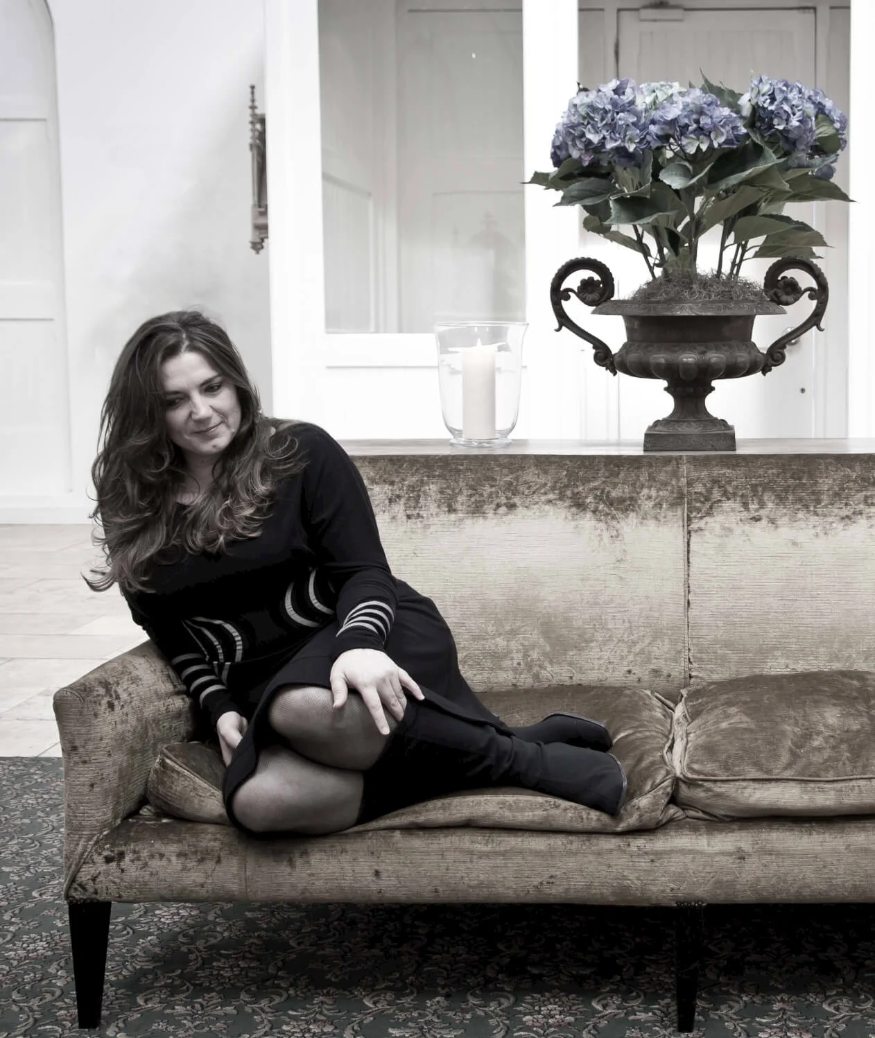 sara-colman-jazz-singer-vocalist-british-uk-female-live-music-sitting-on-regal-sofa.jpg