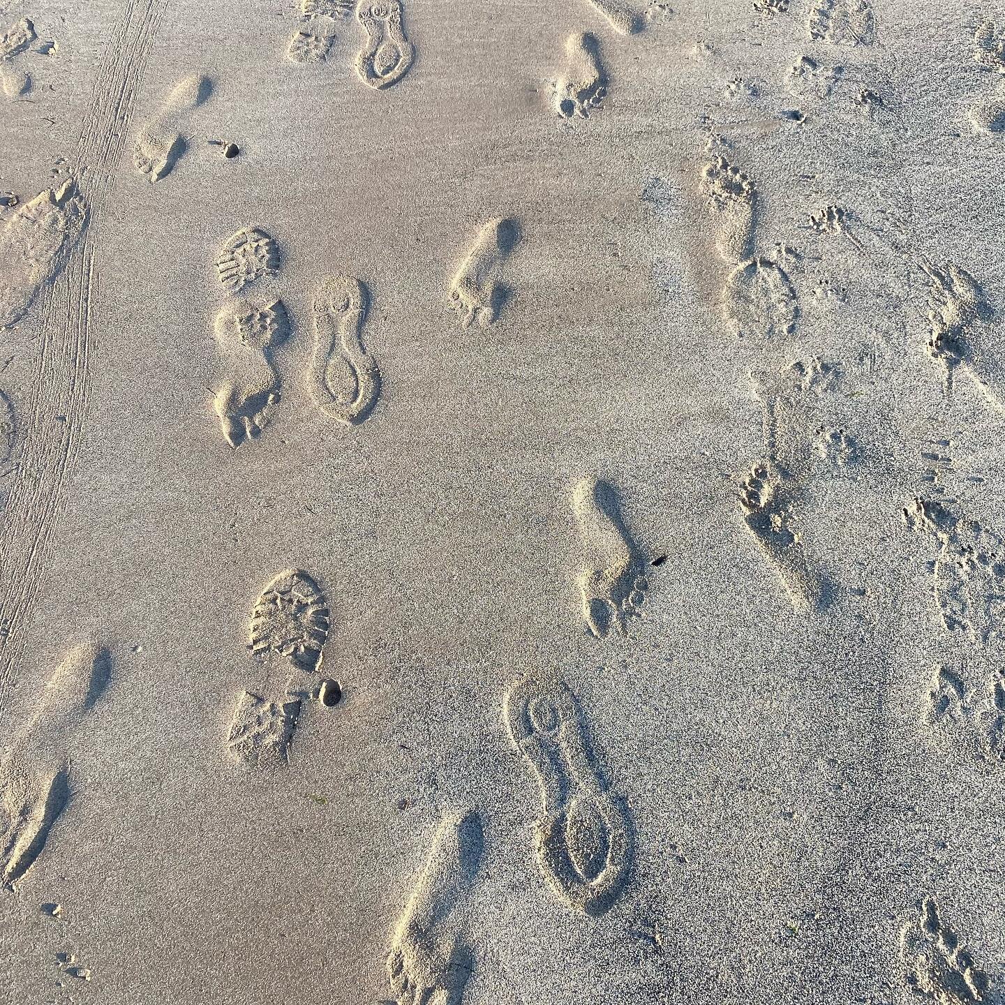 Is it just my eyes that see these footprints in relief&hellip;..?💜 #sculpture #bamburgh #beach #september #shadow #footprint #photography #phenomenon