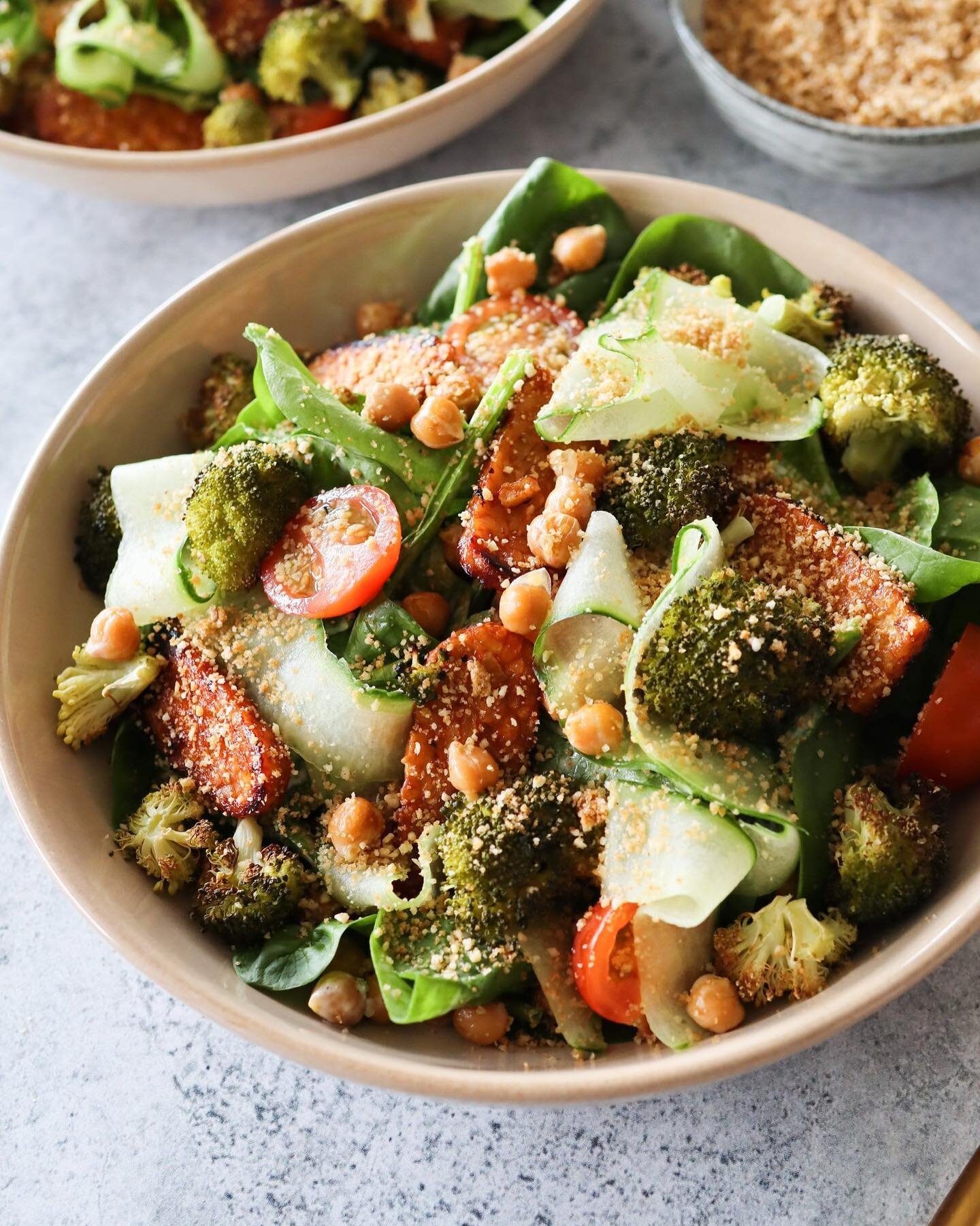 SMOKEY TEMPEH SALADE MET CASHEW-PARMEZAAN. En zo maak je het! 👇🏽

Ingredi&euml;nten:
&bull; 1 broccoli
&bull; 1 blik kikkererwten
&bull; 2 el olijfolie
&bull; 200 g tempeh
&bull; 4 el barbecuesaus
&bull; 250 g cherrytomaten
&bull; &frac12; komkomme