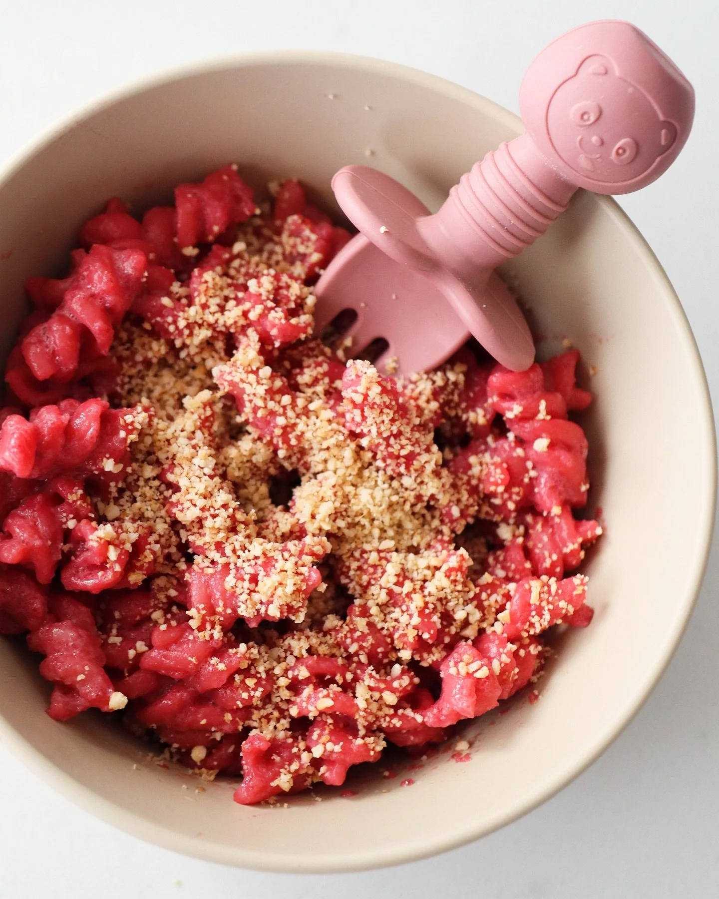 Roze bietenpasta met maar 3(!!) ingredi&euml;nten 💕 

Dit recept was een hit bij mijn dochtertje toen ze 10 maanden was. Het recept kwam ik online tegen met cream cheese. Ik maakte de vegan variant door zijden tofu toe te voegen en de saus werd lekk