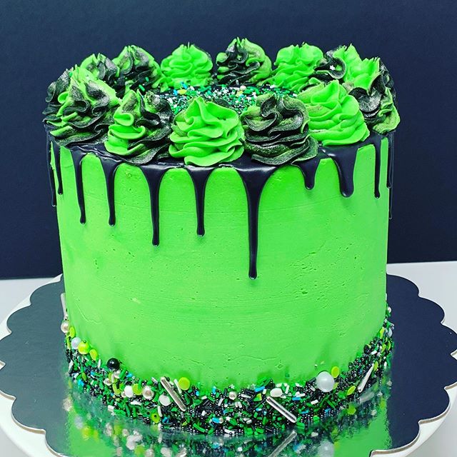 Hulk cake! 
#midlandtx #odessatx #westtexas #hulkcake #dripcake #buttercream