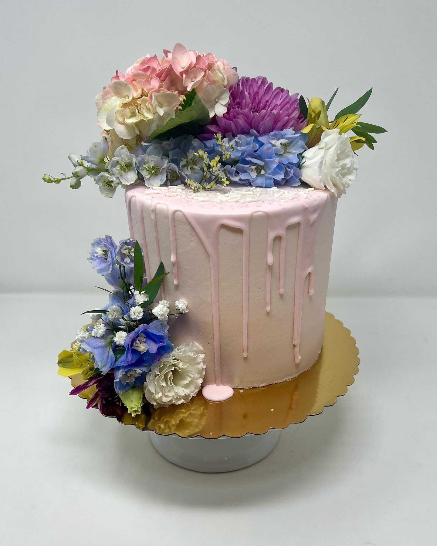 Classic and beautiful to brighten up a Monday. 🌸 #cake #midlandcakes #cakesofinstagram #midland #flowercake @katieberg12