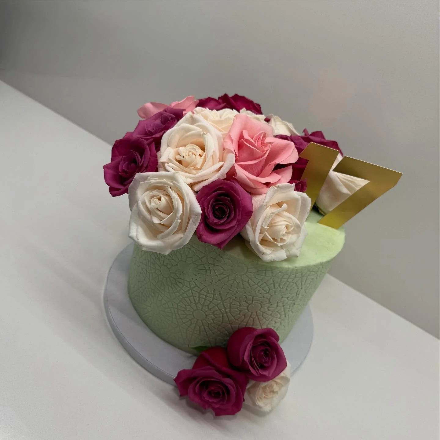 Celebrating with fresh blooms, soft textures, and sweet memories in the making.
#Sweet17 #BirthdayBloom #FloralCake #ElegantCelebration #SeventeenAndStunning
