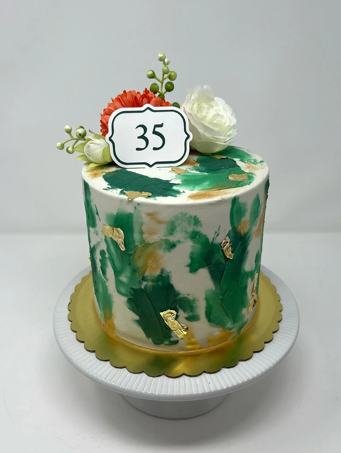 Happy 35th anniversary to this sweet couple. We are so happy to be a part of your celebration! ❤️#cake #cakesofinstagram #midlandcakes #midlandtx #odessatx #anniversarycakes #jadeandcoral @katieberg12