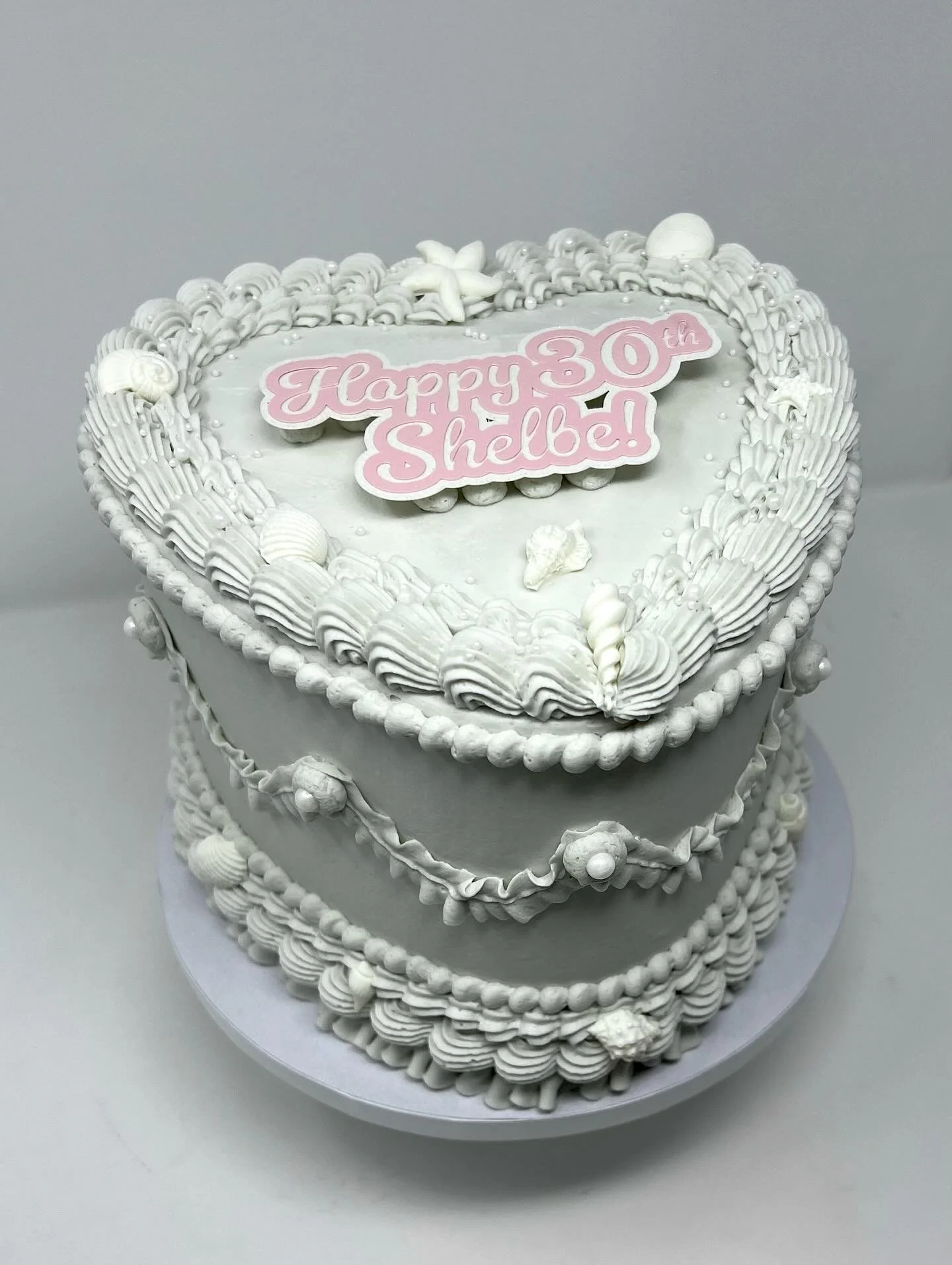 Classic cake with a seashell twist! 🐚💗 #cake #birthdaycake #lambeth #vintagecakes #midlandtx #odessatx #seashellcake @katieberg12