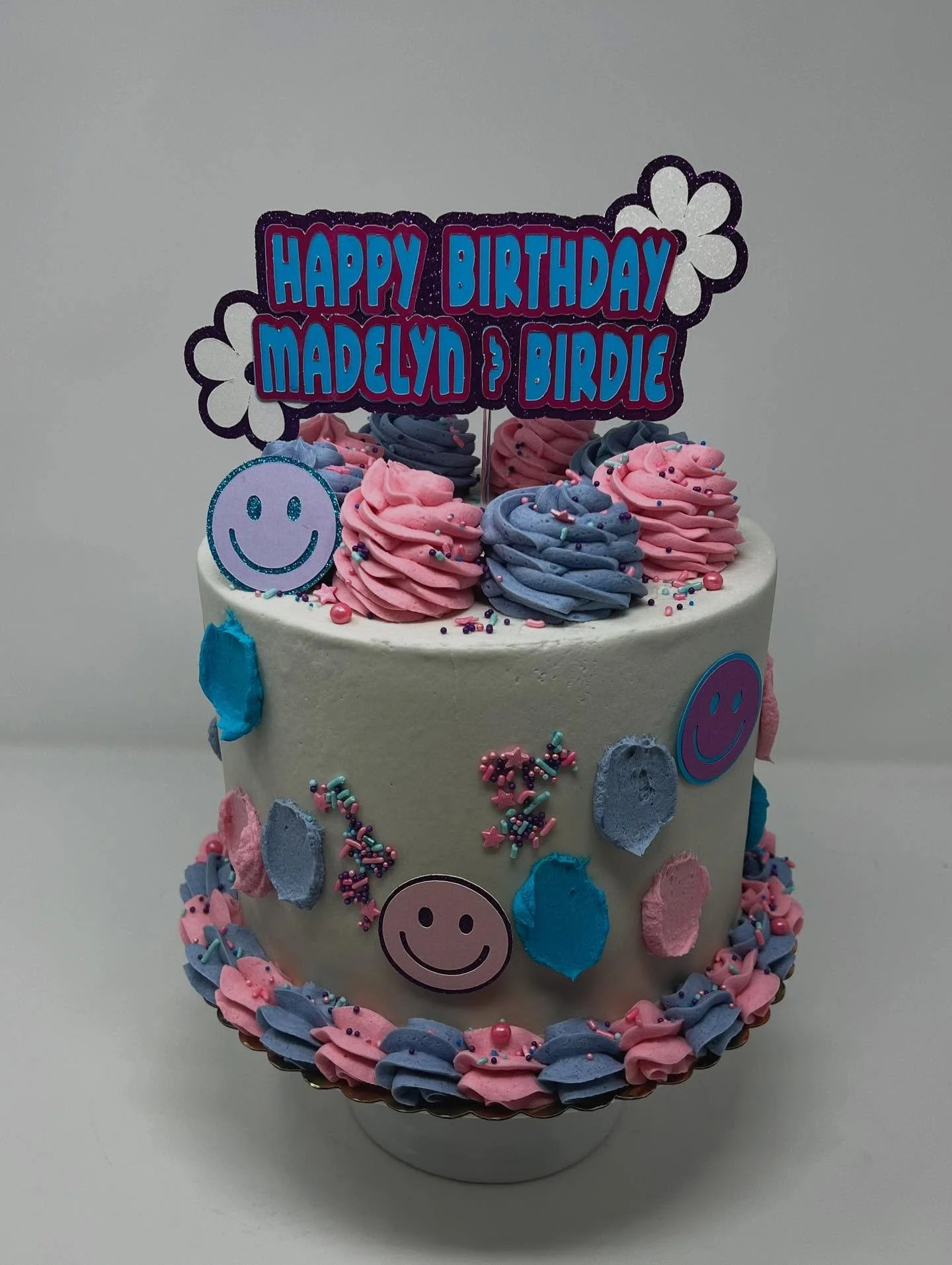 Wishing these girls the happiest of birthdays! Thank you for letting us be a part of your celebration! 🪩😊🛼#cake #cakesofinstagram #birthdaycake #midlandtx #odessatx #midlandcakes @katieberg12