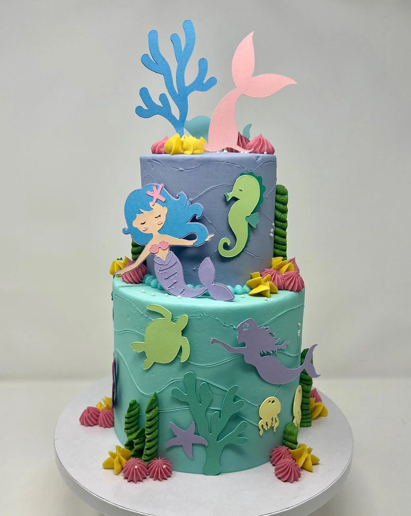 Happy Birthday to this mermaid loving girl! 🧜🏻&zwj;♀️🌊🦀🐬🐟 #midlandtx #cake #mermaidcake #oceancake #cakesofinstagram @katieberg12