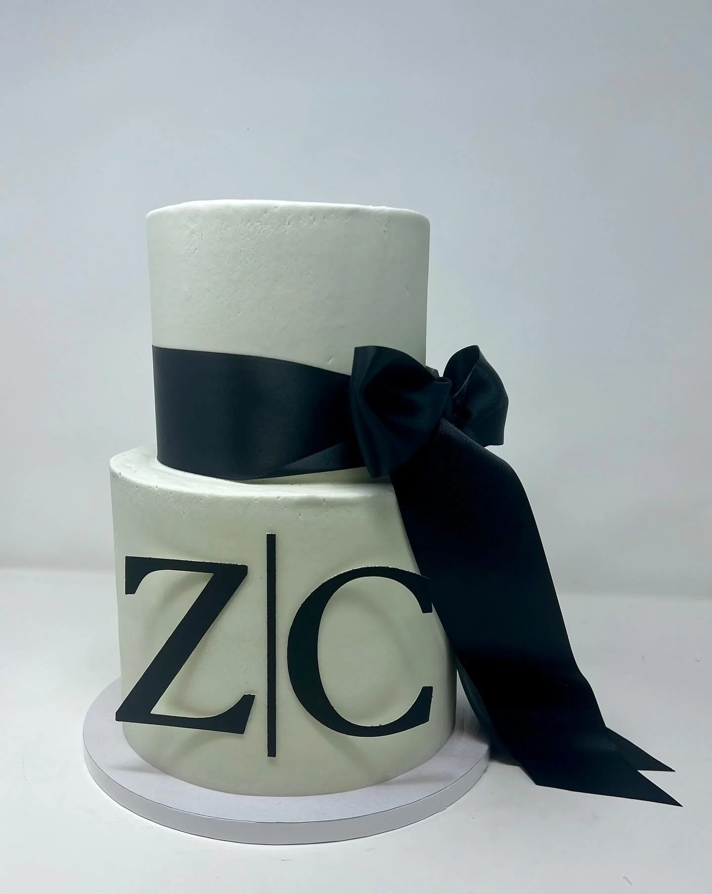 Elegant and classic. Congratulations to the happy couple! We wish you an eternity of happiness! ❤️ @katieberg12