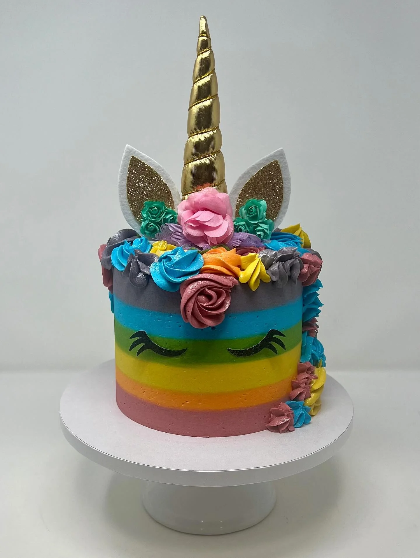 Who doesn&rsquo;t love a sparkly rainbow unicorn? ✨🦄🎉 @katieberg12