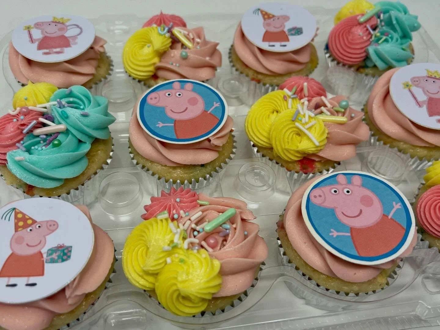 Cute Peppa Pig cupcakes to celebrate a sweet birthday this week. 🌸🎉🐷