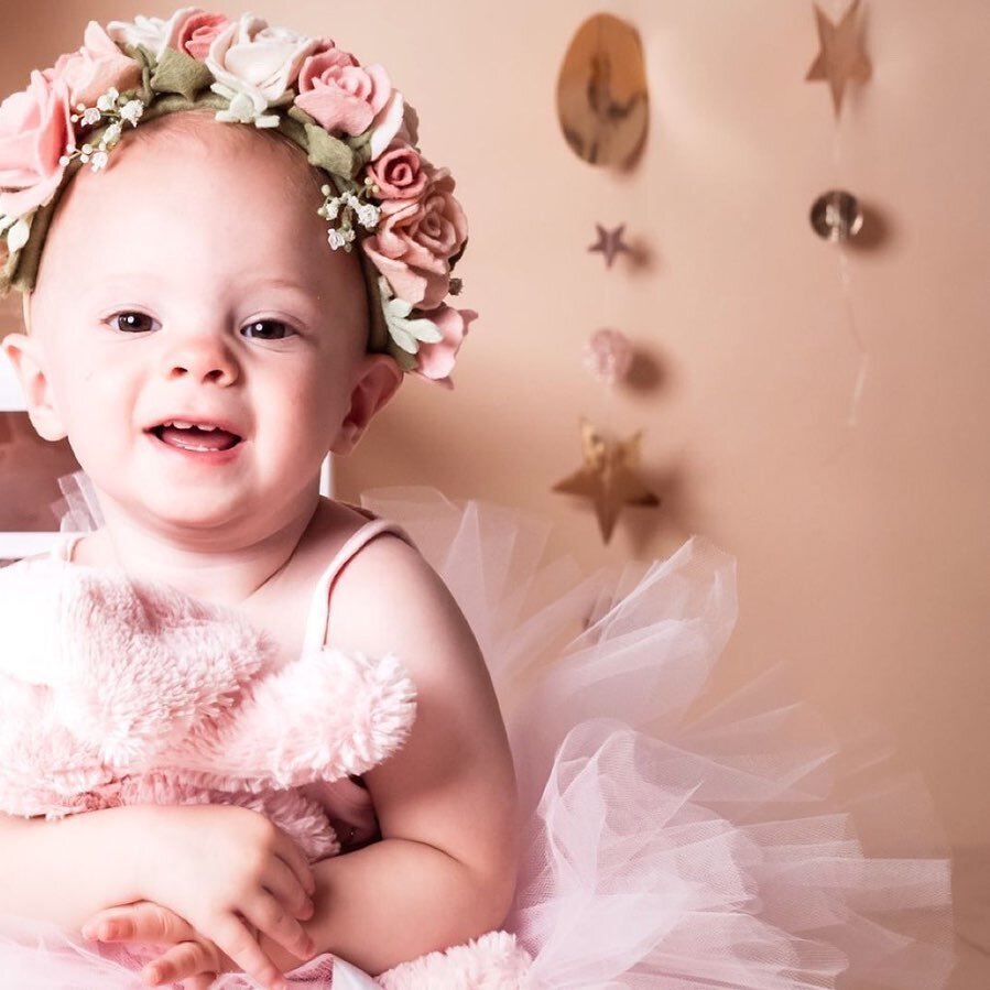 This little ballerina was one last week 😍 

I loved Scarlett&rsquo;s bespoke cake smash session including her first sitting portraits.

On the day, we had one ballerina and one &ldquo;some bunny is one&rdquo; setup 😍 who would like to see BTS from 