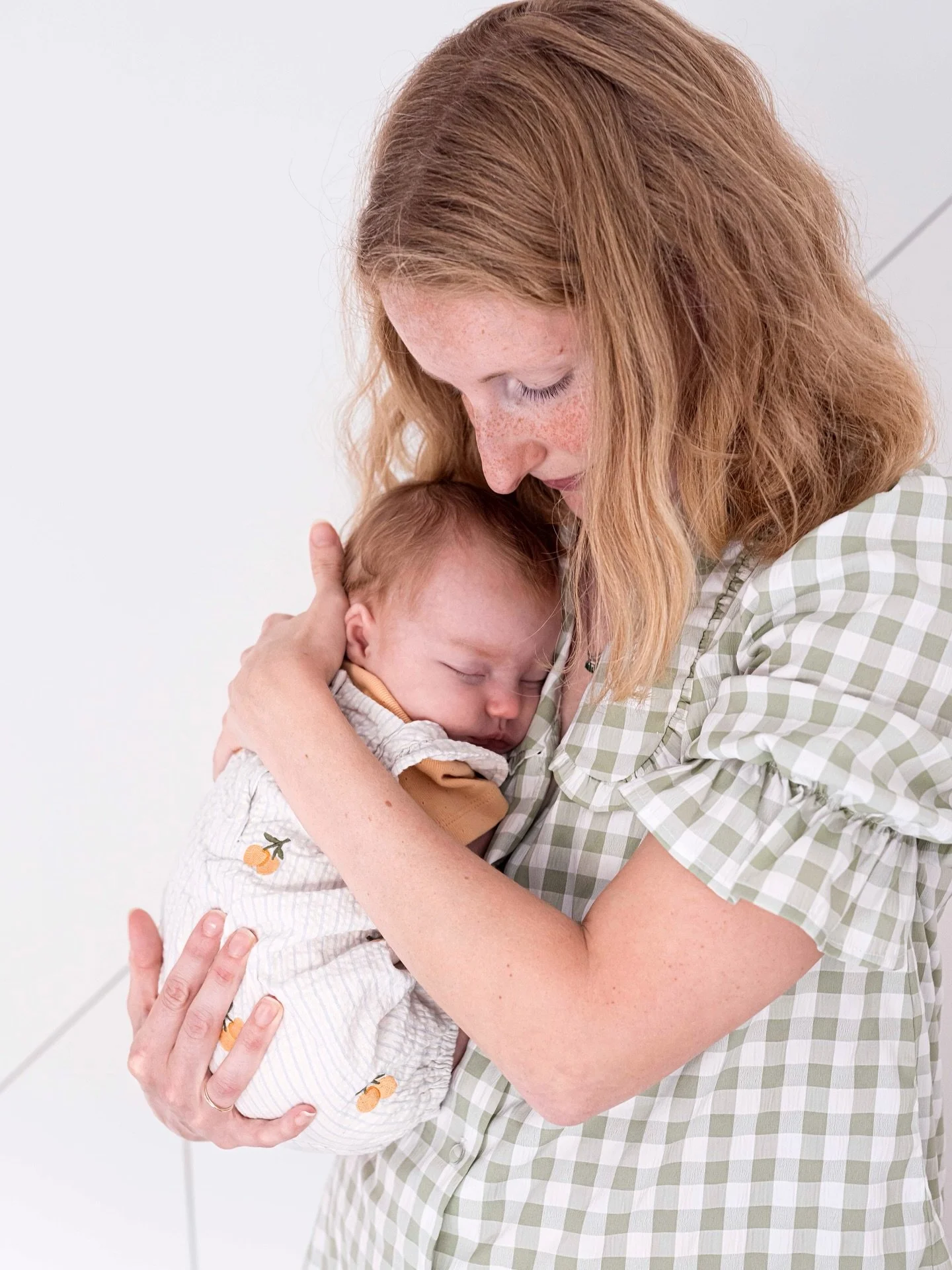 And then, just like that, everything you once felt was important fades away 💛🌻🍋

#wmmemories #walkermccabe #newbornbaby #londonphotographer