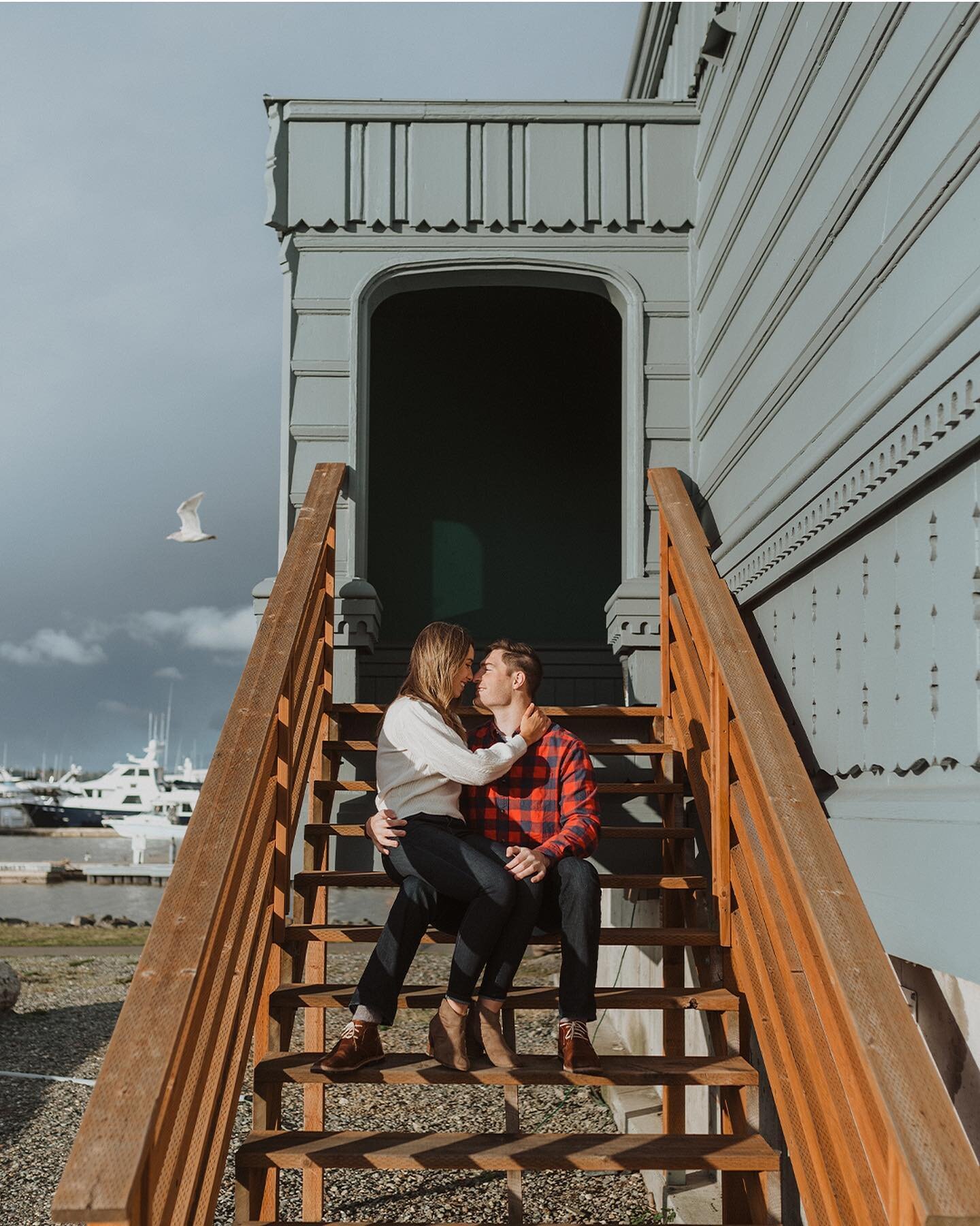 The gull helping a sister out👏🏼 One of the coldest engagement shoots to date! But you can&rsquo;t even tell with these two models. Haley &amp; Lucas are just the cutest, and I can&rsquo;t wait for their wedding next year ✨ 

.
.
.

#seattleengageme