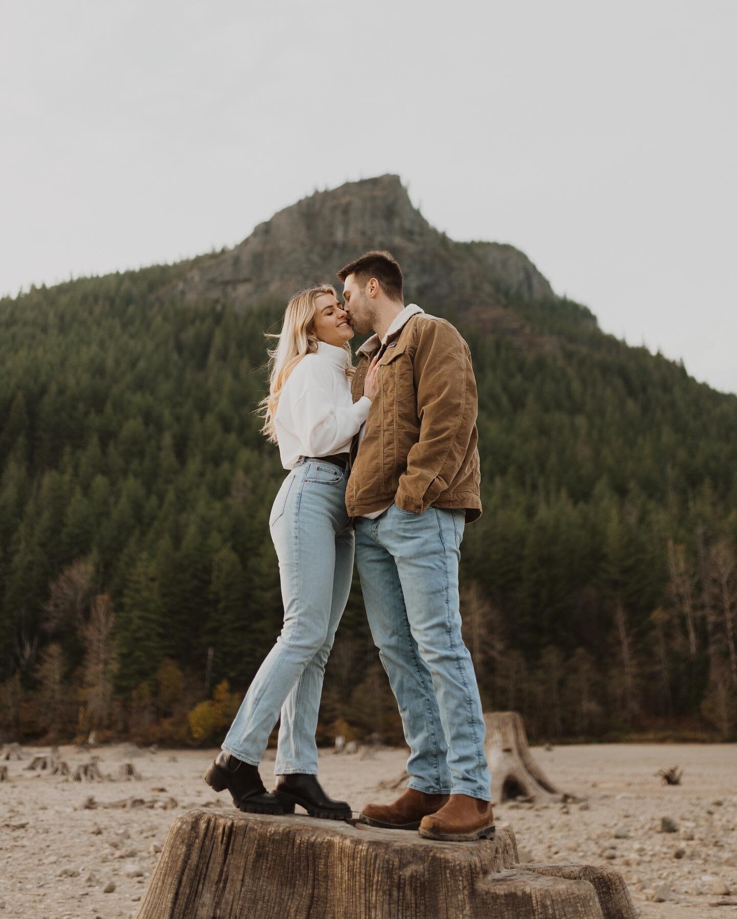 Losing my mind over these photos of Kaylee, Jacob and 8 week old Ruthy 🐾 from last night! Couldn&rsquo;t have picked a better day to photograph these sweethearts. Can&rsquo;t wait to share more 🤍

.
.
.

#seattleengagement #seattleengagementphotogr