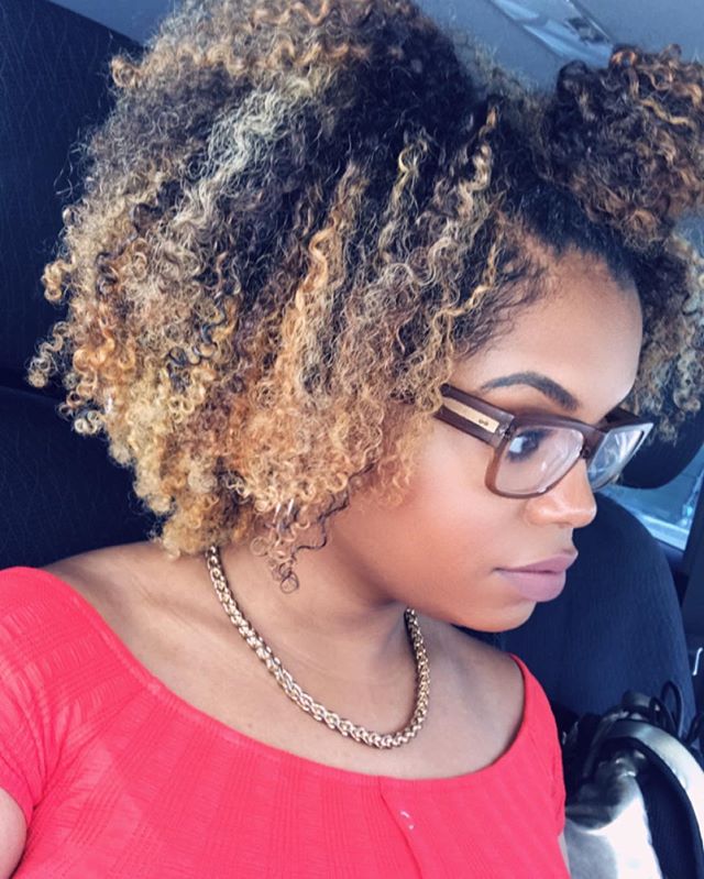 Day 3 hair... forever my fave 💁🏽&zwj;♀️
.
.
.
#textureID #ManeChoice #washngo 
#naturalhairdoescare #4chairchicks #myhaircrush #teamnatural_ #teamnatural #naturallyshesdope  #berrycurly #nhdaily #kinkychicks  #protectivestyles  #voiceofhair  #natur
