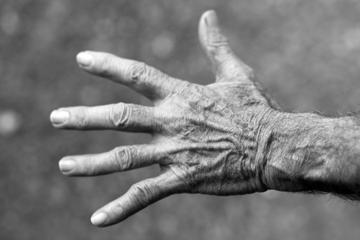 hand_elderly_woman_wrinkles_black_and_white-1102615.jpg!d.jpeg