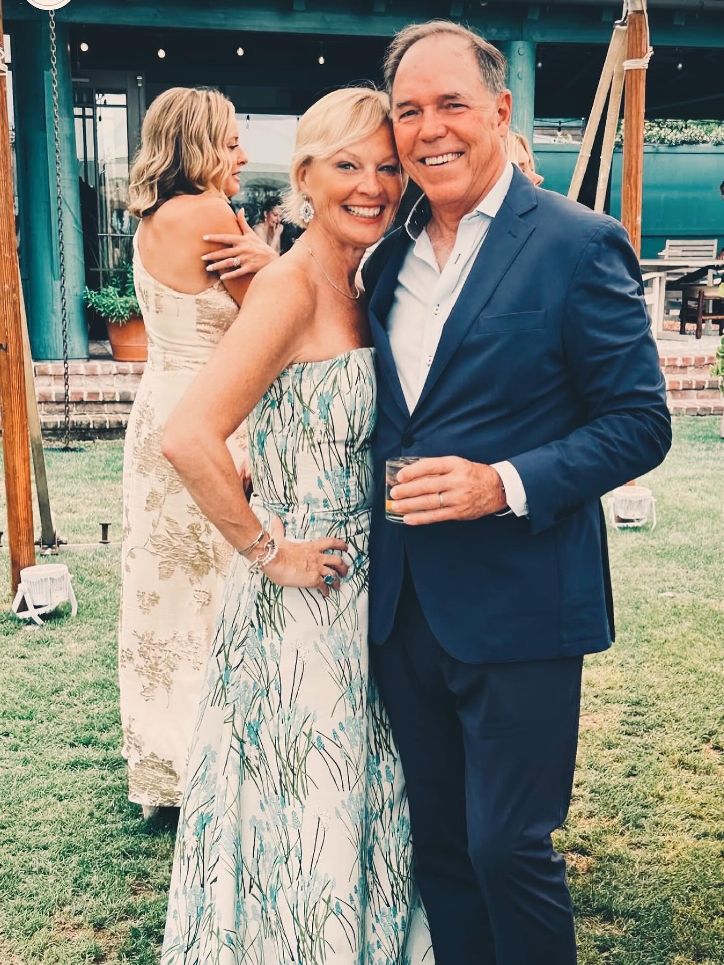 Celebrating the newlyweds!
&bull;
#wedding #weddingcelebration #weddingcelebrations #newlyweds #lowcountrylife #lowcountryliving #weddingweekends #ctinteriordesign #ctinteriordesigner #naturallybeautiful #coastalliving #naturallybeautifulliving #hous