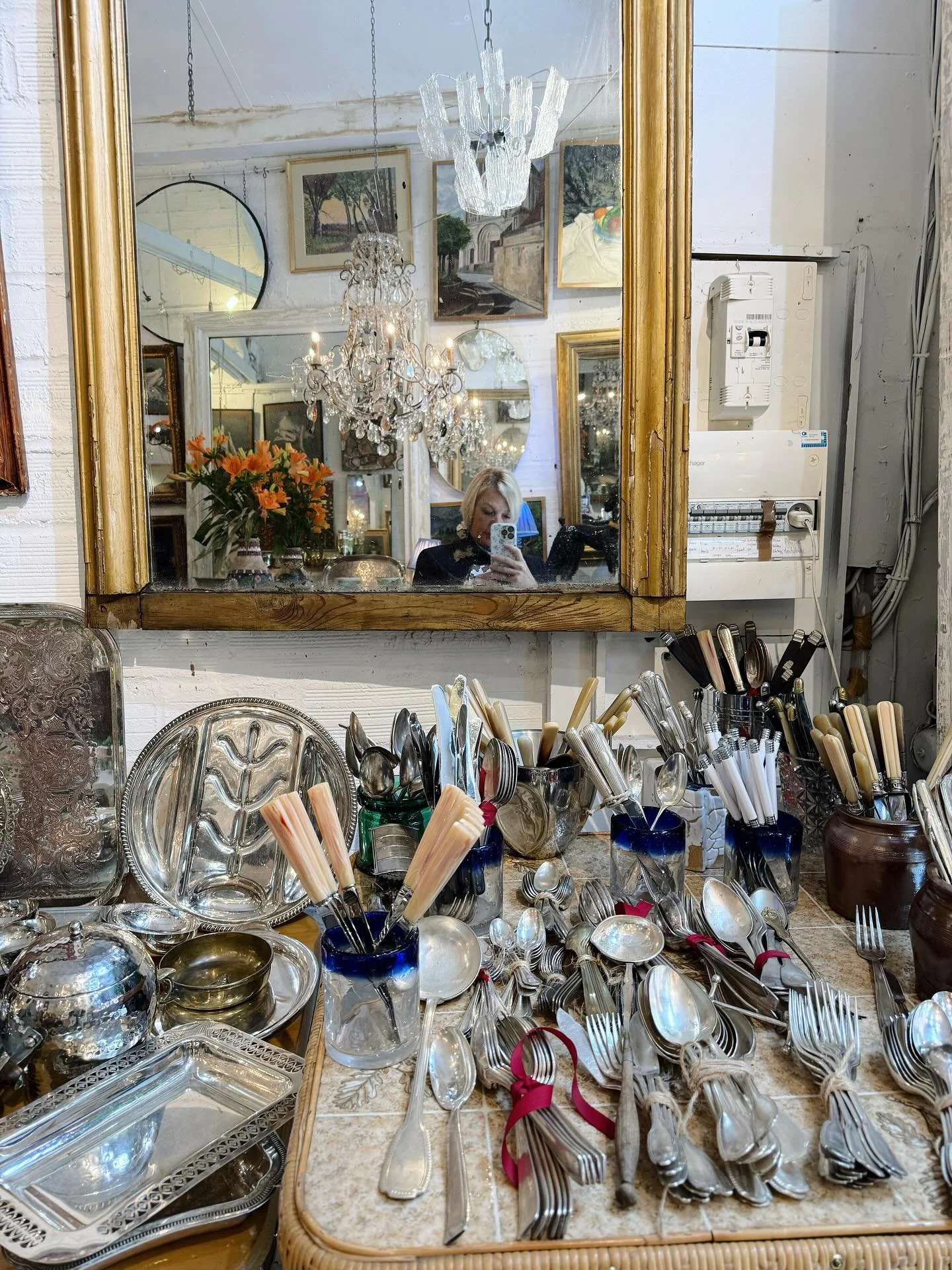 Treasure hunting!
&bull;
#fleamarket #fleamarketdecor #fleamarketdecor #frenchmarkets #treasurehunting #naturallybeautiful #naturallybeautifulliving #ctinteriordesigner #ctinteriordesign ctliving #ctlifestyle  #ctinteriordesign #housebeautiful #inter