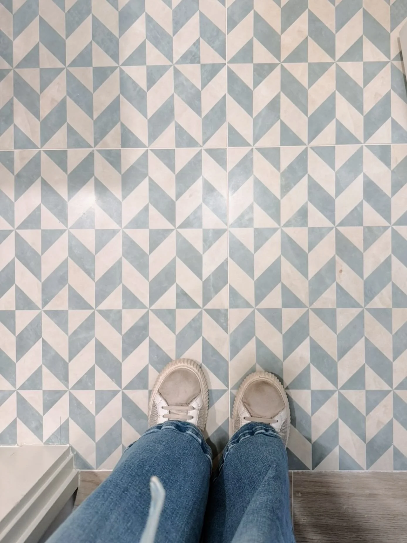 We are so obsessed with this gorgeous tile for our Palm Beach guest bathroom!
&bull;
#palmbeachinteriordesign #palmbeachdesigner #whitandwell